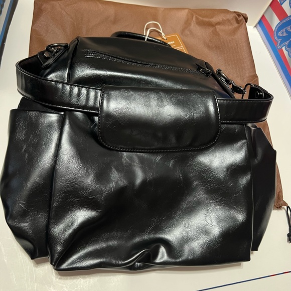 Sleek Black Men's Leather Backpack - Picture 1 of 7